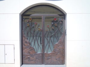 Puerta de edificio con decoración forjada