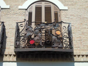 Balcón de edificio con decoración forjada