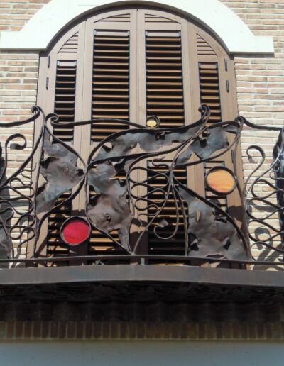 Balcón de edificio con decoración forjada