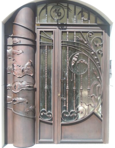 Puerta de edificio con decoración forjada