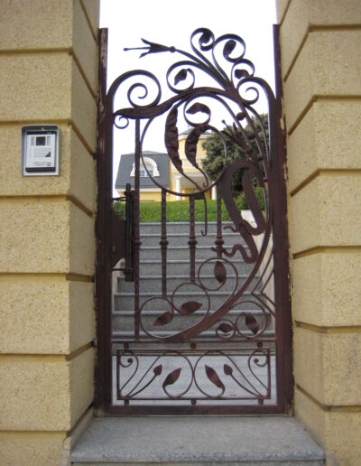Puerta forjada
